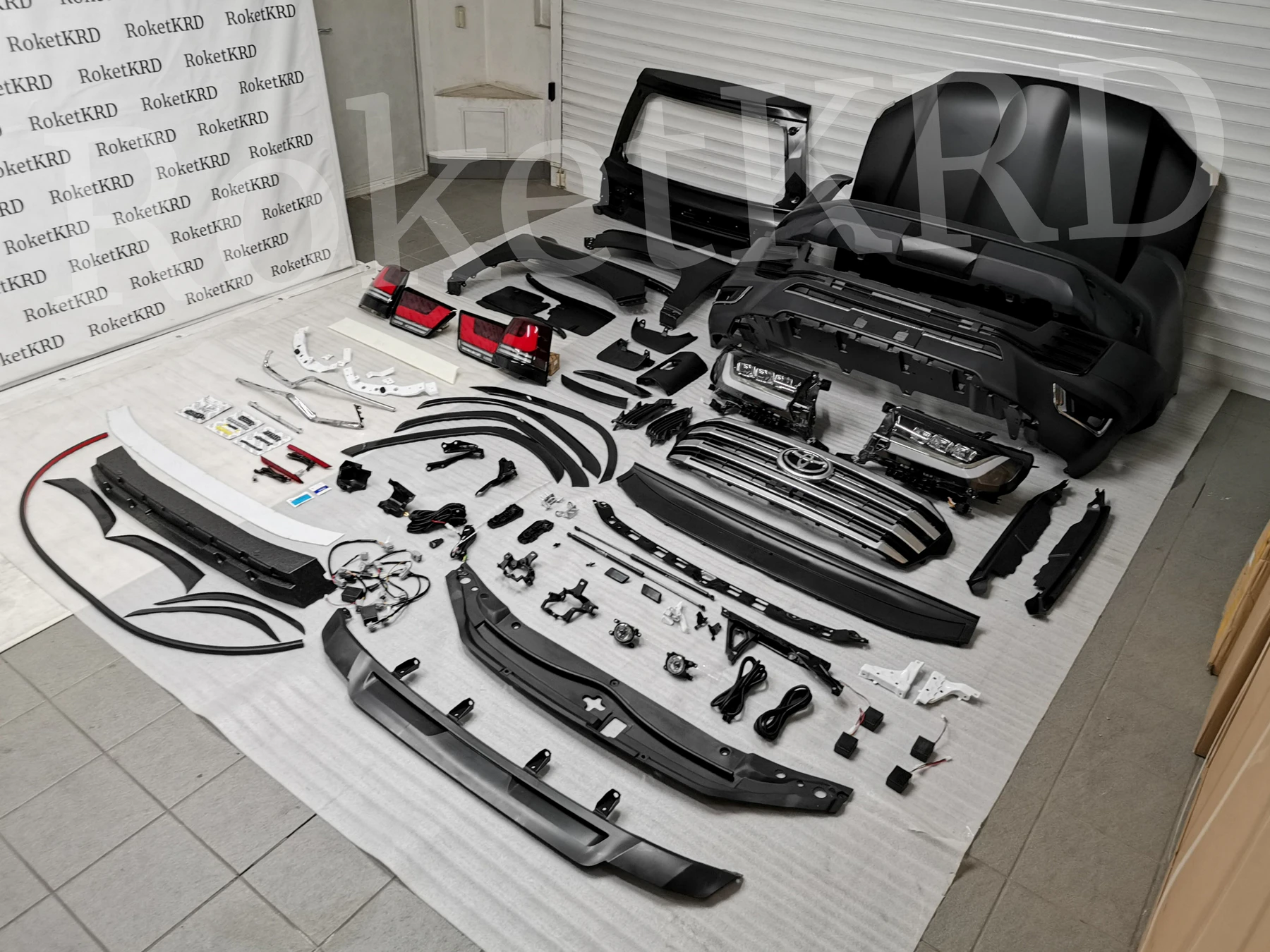 Рестайлинг Toyota Land Cruiser 200 в 300 (широкая оптика)