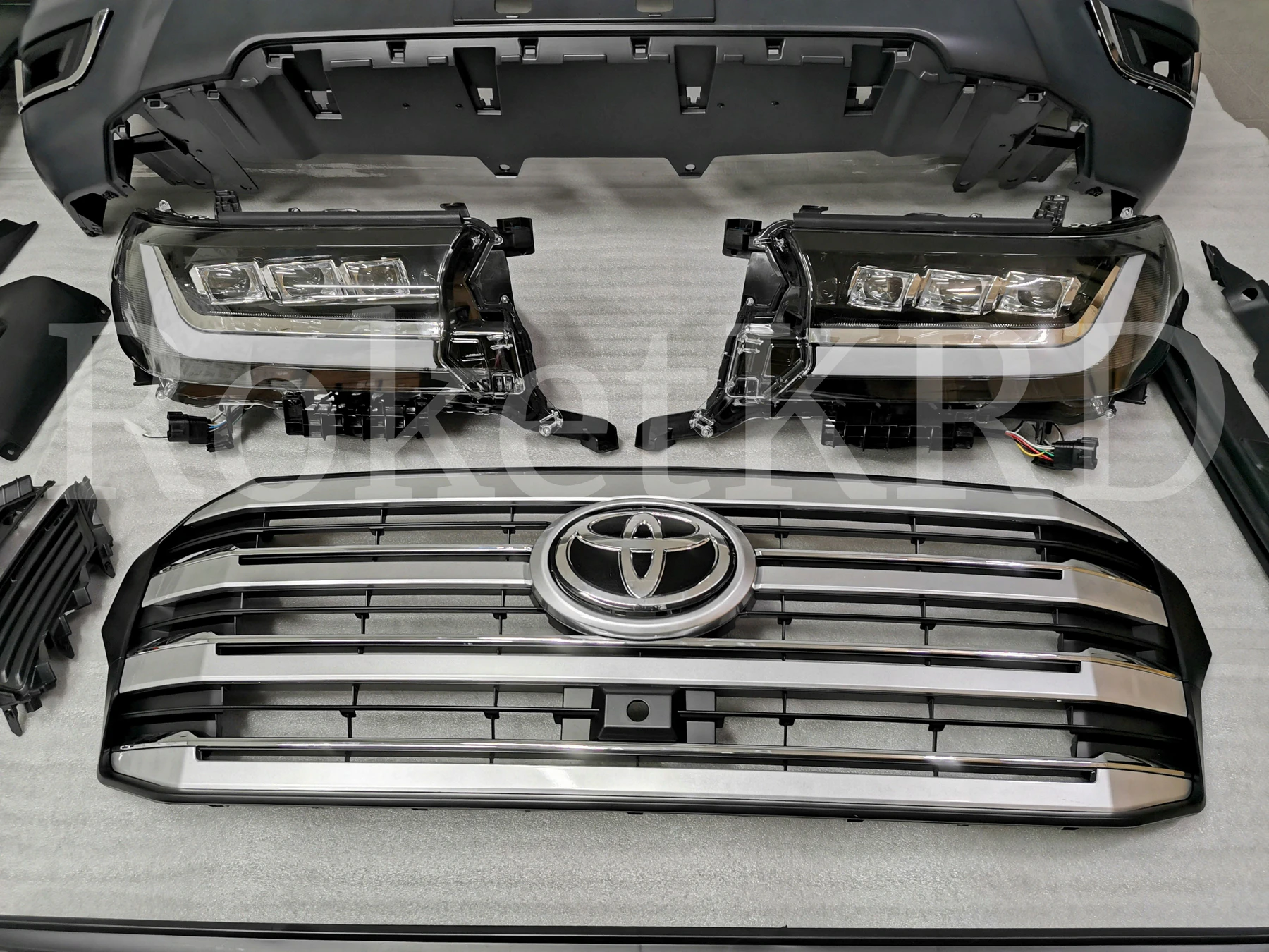 Рестайлинг Toyota Land Cruiser 200 в 300 (широкая оптика)