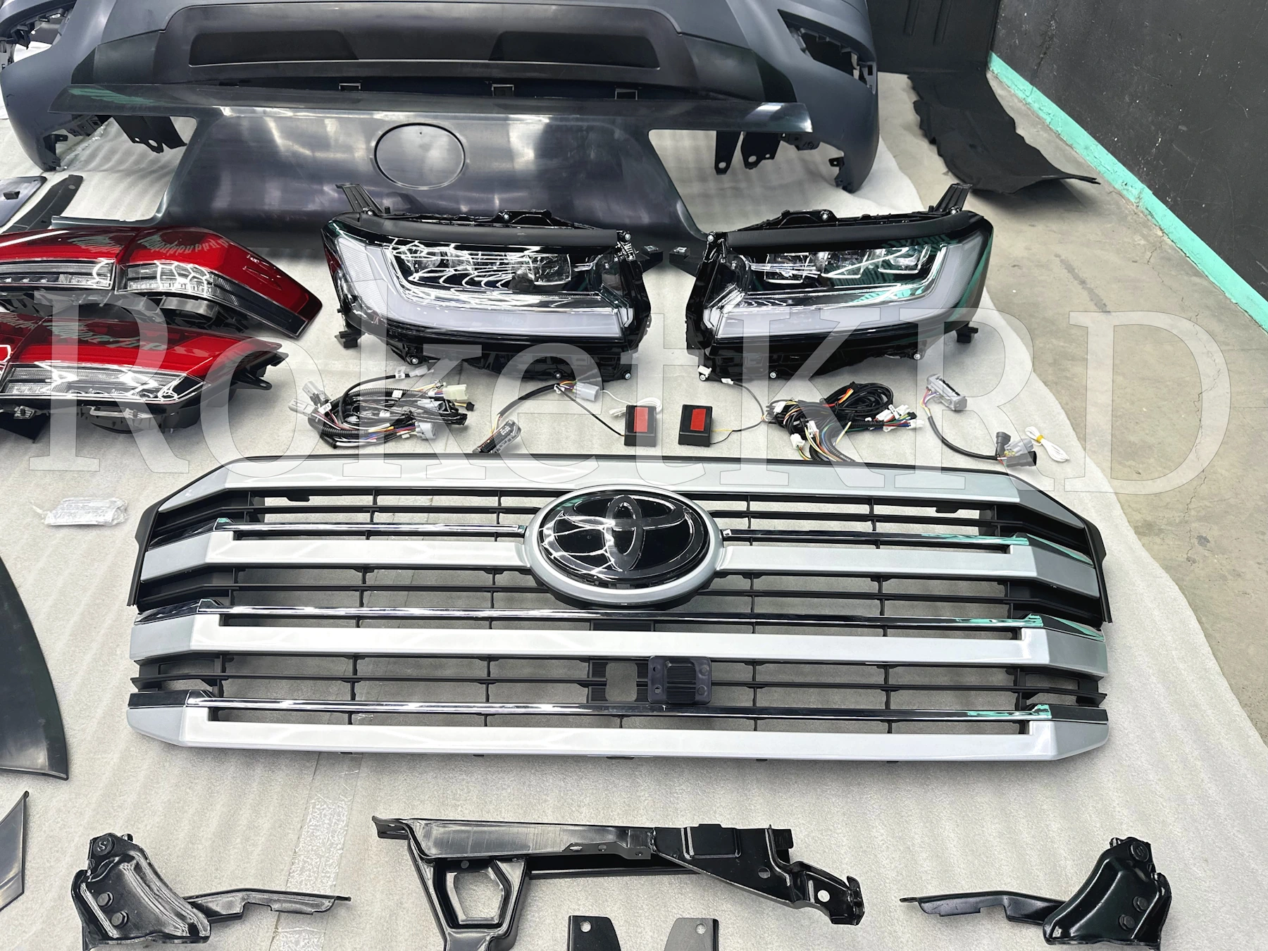 Рестайлинг Toyota Land Cruiser 200 в 300 (зад крылья)