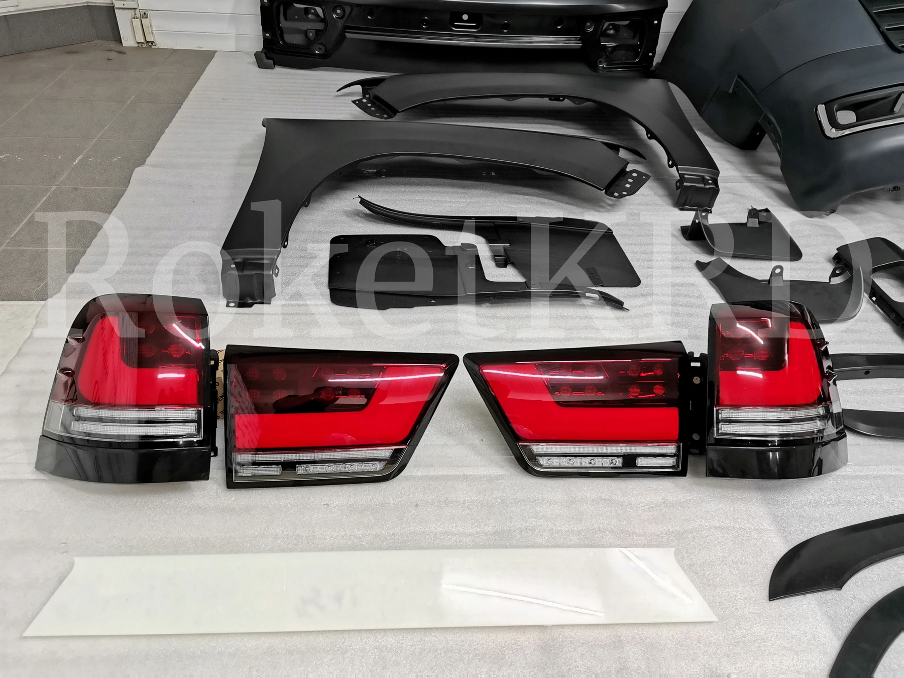 Рестайлинг Toyota Land Cruiser 200 в 300 (широкая оптика)