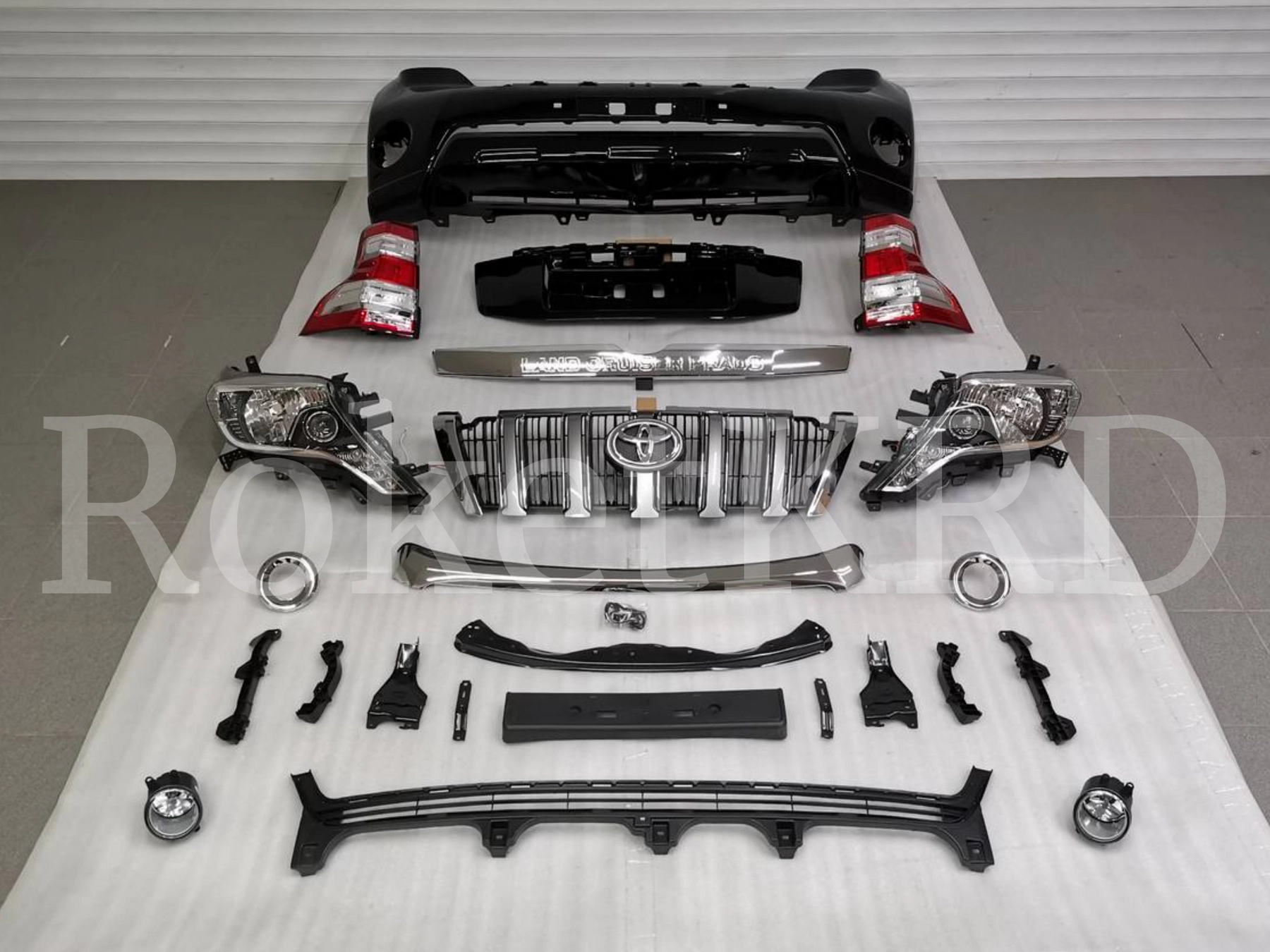 Рестайлинг Toyota Land Cruiser Prado 150 2013+ (черный)