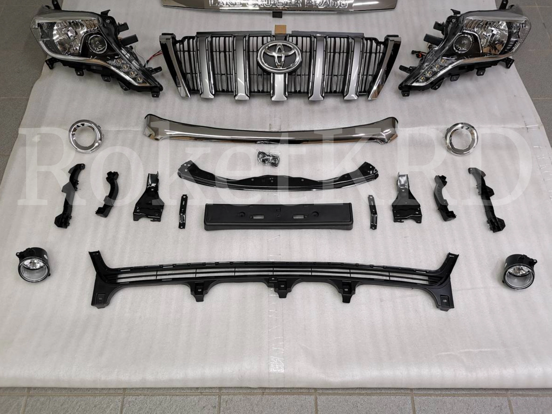 Рестайлинг Toyota Land Cruiser Prado 150 2013+ (серебро)