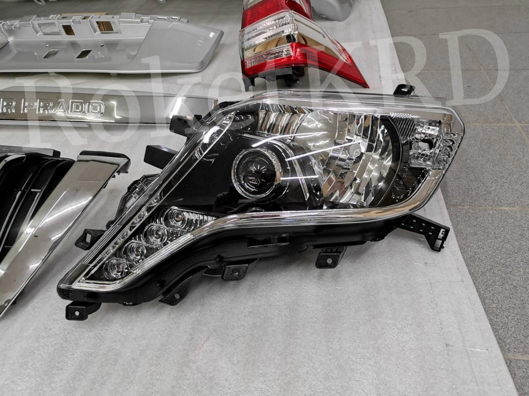 Рестайлинг Toyota Land Cruiser Prado 150 2013+ (серебро)