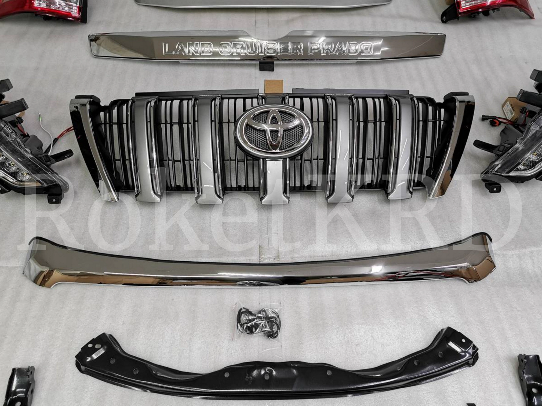 Рестайлинг Toyota Land Cruiser Prado 150 2013+ (серебро)