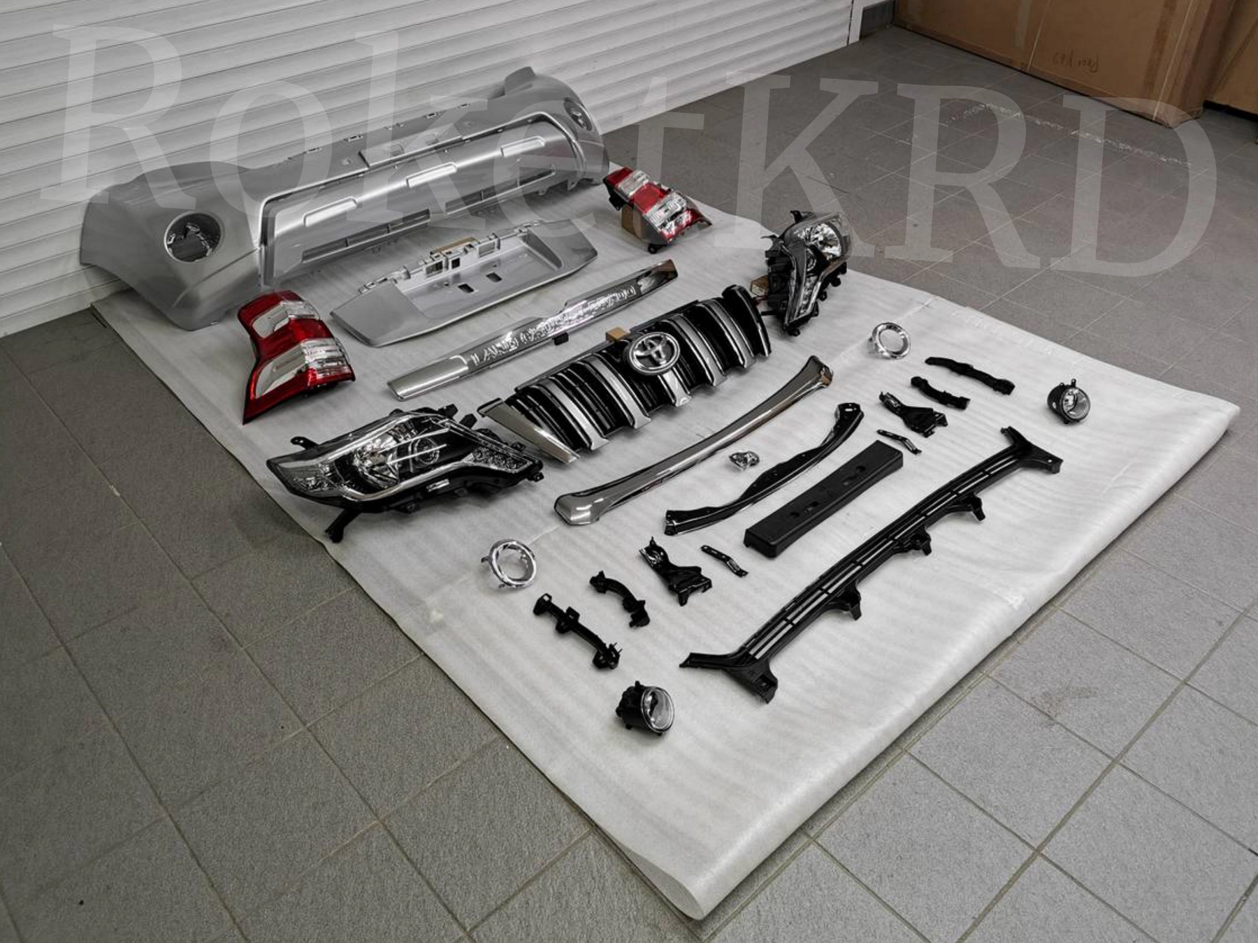 Рестайлинг Toyota Land Cruiser Prado 150 2013+ (серебро)