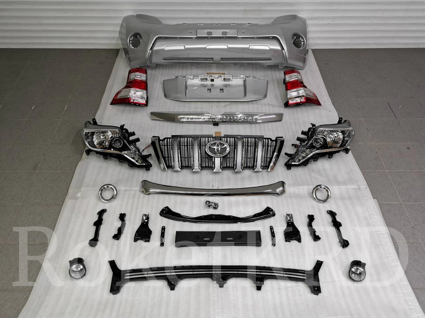 Рестайлинг Toyota Land Cruiser Prado 150 2013+ (серебро)